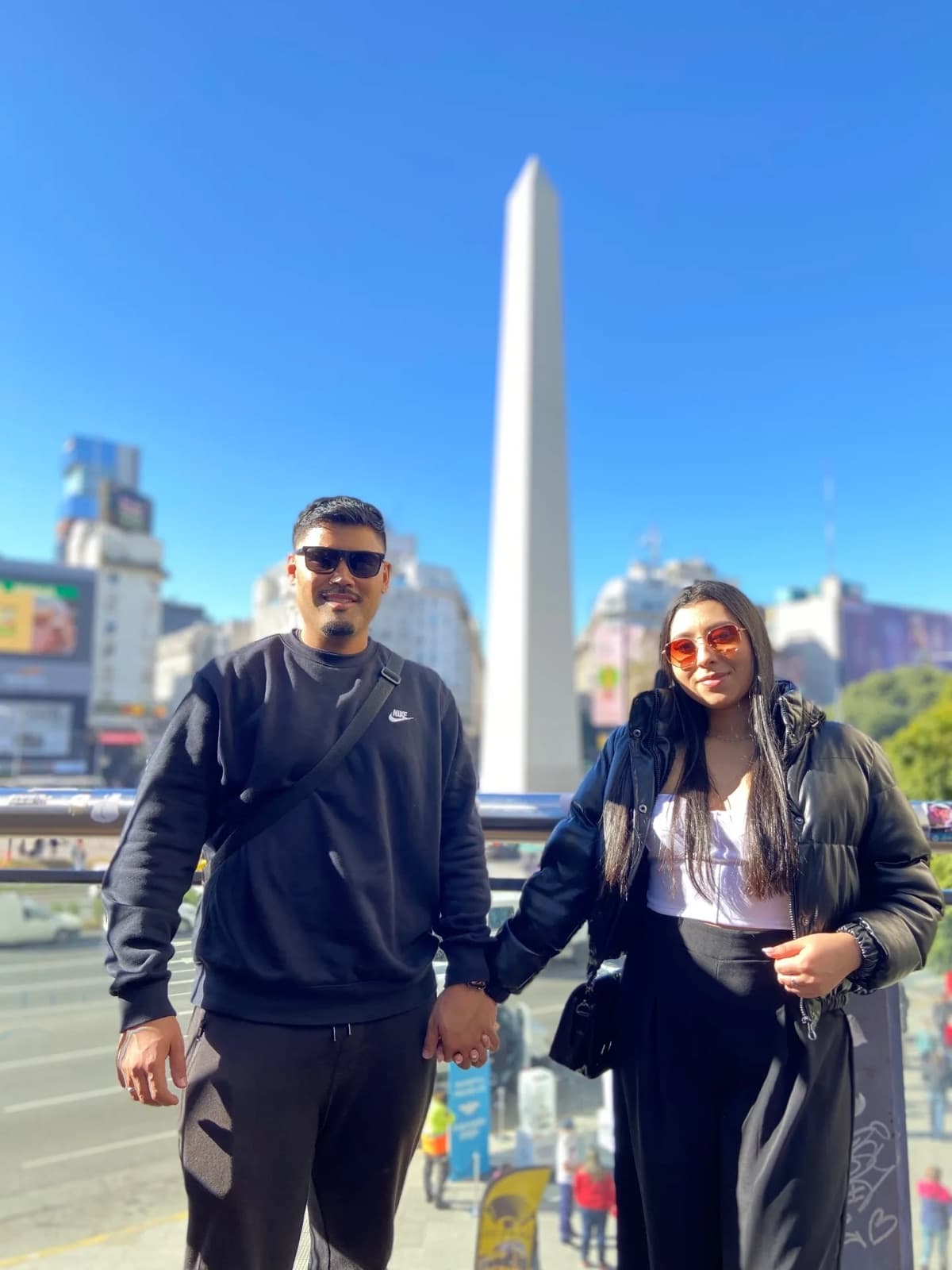 Casal de clientes da TOPS em frente ao Obelisco, em Buenos Aires